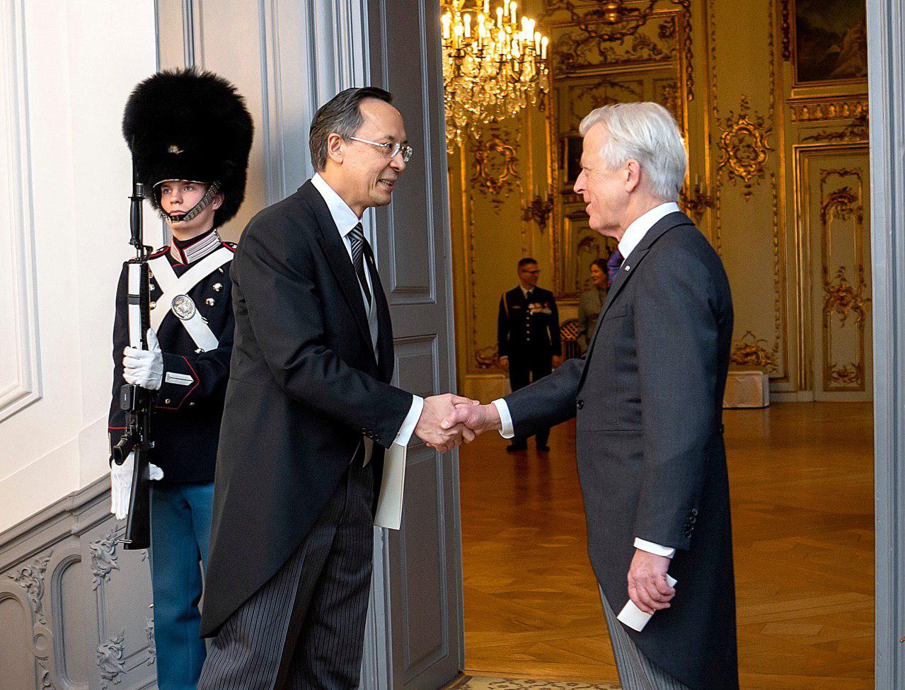 قازاقستان ەلشىسى دانيا پاتشايىمىنا سەنىم گراموتالارىن تاپسىردى