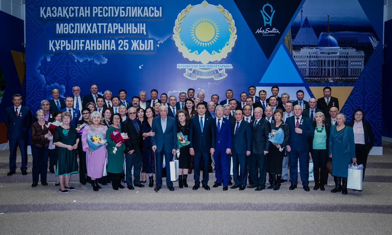 ەلوردالىق دەپۋتاتتار مەرەكەلىك مەدالدارمەن ماراپاتتالدى