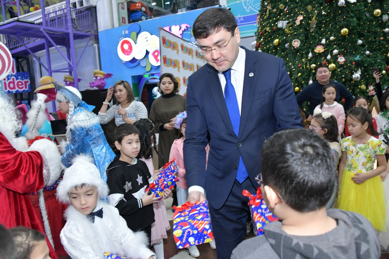 ەلوردا اكىمدىگى بالالارعا جاڭاجىلدىق شىرشا تويىن وتكىزدى