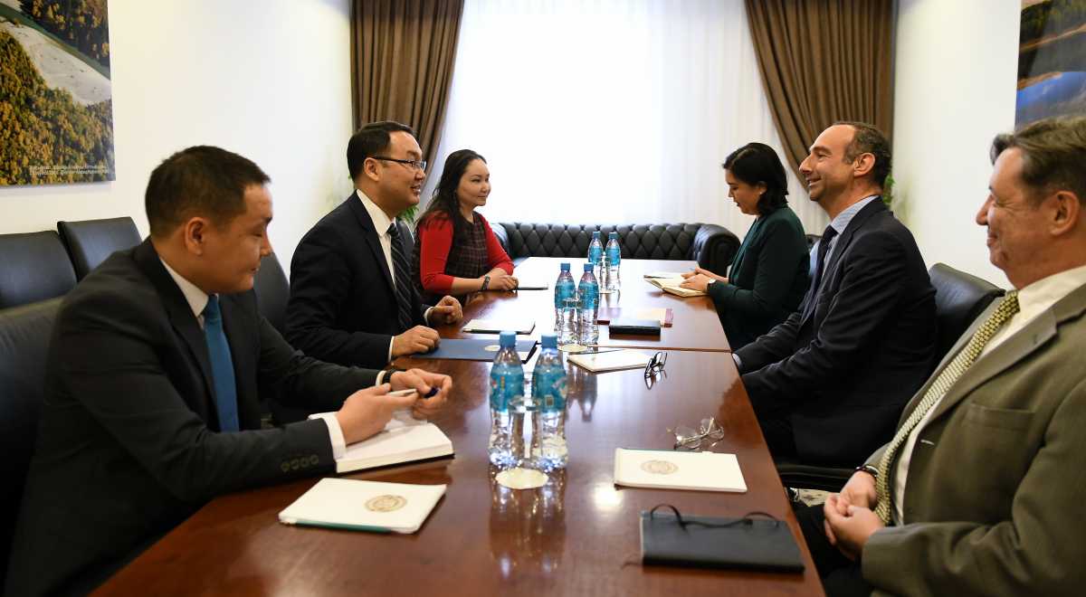 ە. اشىقباەۆ جان جەروم كاسابيانكانى قابىلدادى