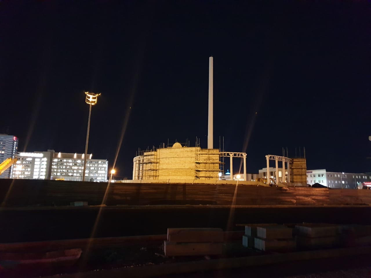 اتىراۋدا قۇرىلىسى اياقتالماعان تۋتۇعىر باعاناسىنىڭ ءبىر بولىگى قاتتى جەلدەن قۇلاپ قالدى