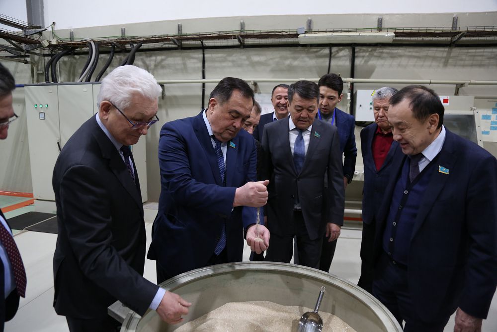 سەناتورلار اففيناج زاۋىتىنىڭ قىزمەتىمەن تانىستى