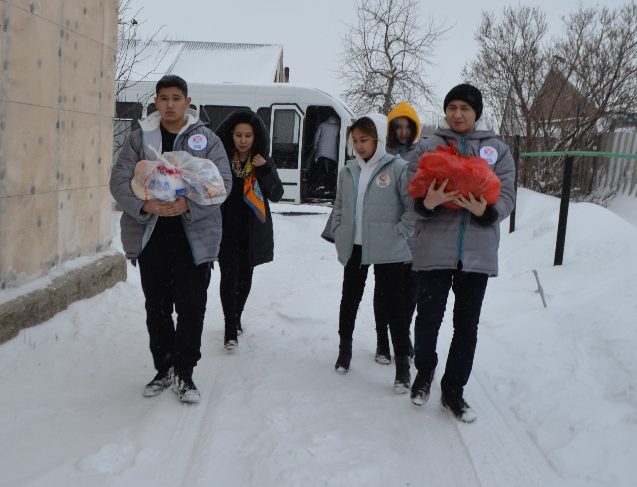 ەلوردالىق ەرىكتىلەر ارداگەرلەرگە تەگىن ازىق-ت ۇلىك تاراتتى