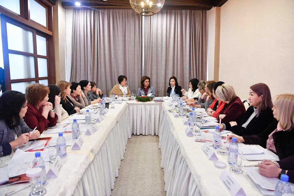 داريعا نازارباەۆا قازاقستاننىڭ ىسكەر ايەلدەر قاۋىمداستىعىنىڭ مۇشەلەرىمەن كەزدەستى