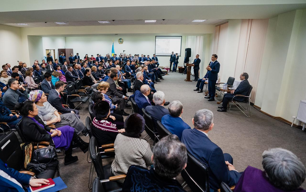 التاي كولگىنوۆ ەسىل اۋدانىنىڭ تۇرعىندارىمەن كەزدەستى