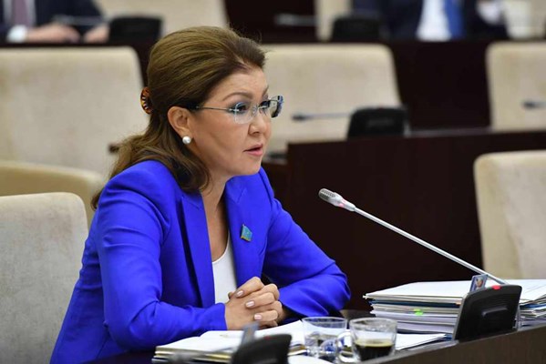 داريعا نازارباەۆا پارلامەنتتىك جۋرناليستەردى كەلە جاتقان جاڭا جىلمەن قۇتتىقتادى