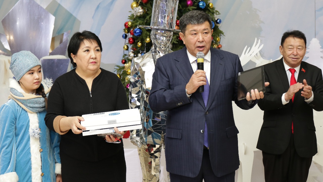 ماحامبەت دوسمۇحامبەتوۆ اتىراۋلىق بالالاردى جاڭا جىلمەن قۇتتىقتادى