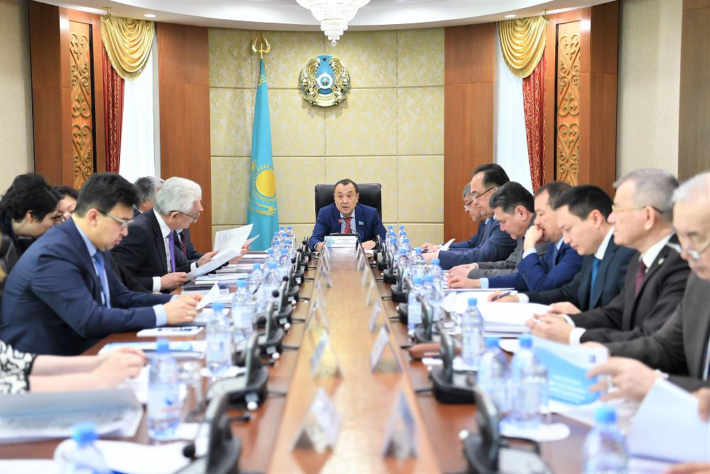 سەناتتا تۇرعىن ءۇي-كوممۋنالدىق شارۋاشىلىعى ماسەلەلەرى قارالدى