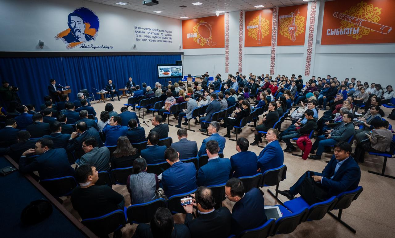 ا. كولگىنوۆ بايقوڭىر اۋدانىنىڭ تۇرعىندارىمەن كەزدەستى