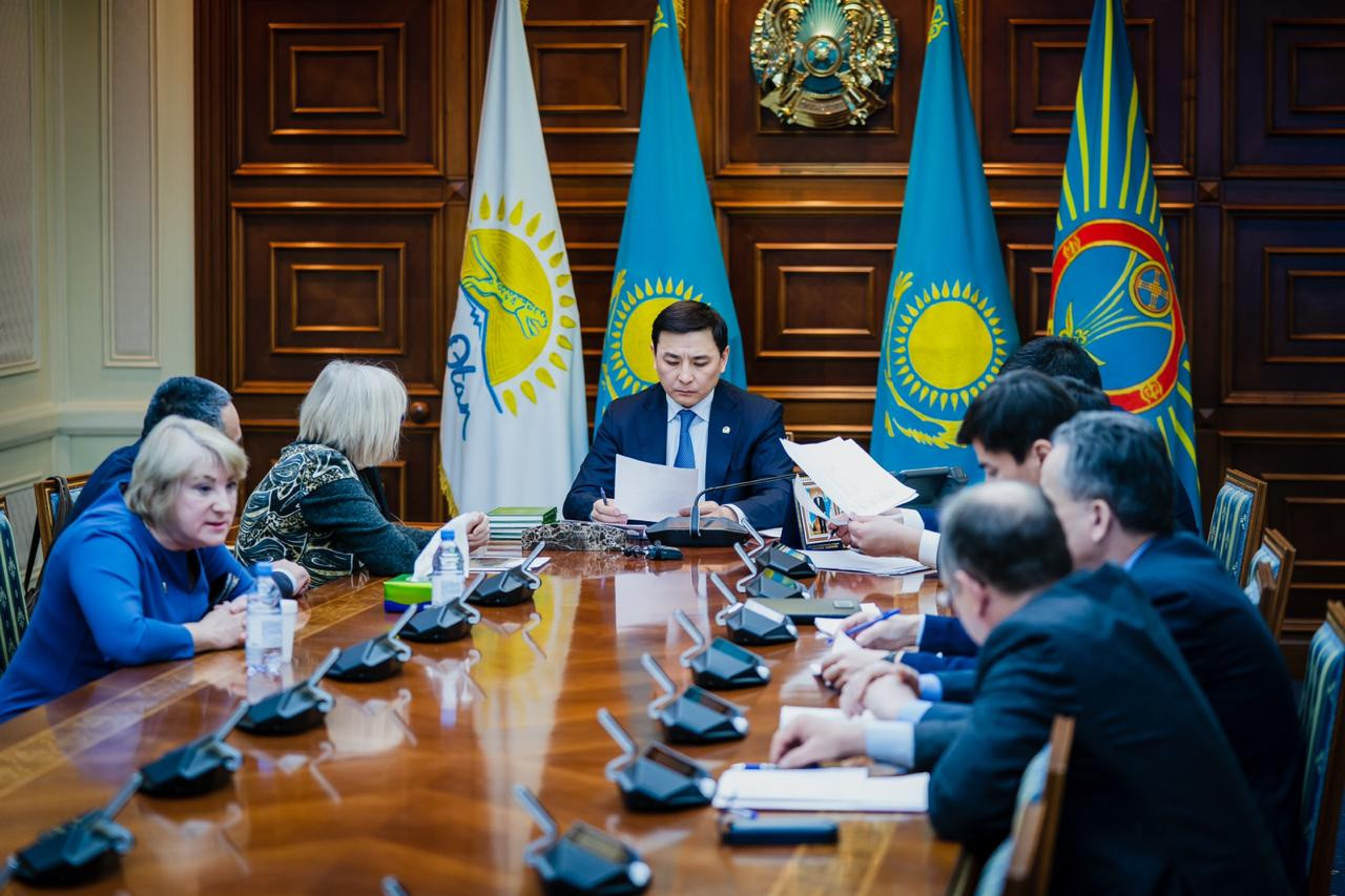 التاي كولگىنوۆ قابىلداۋعا جازىلعان ازاماتتارمەن كەزدەستى