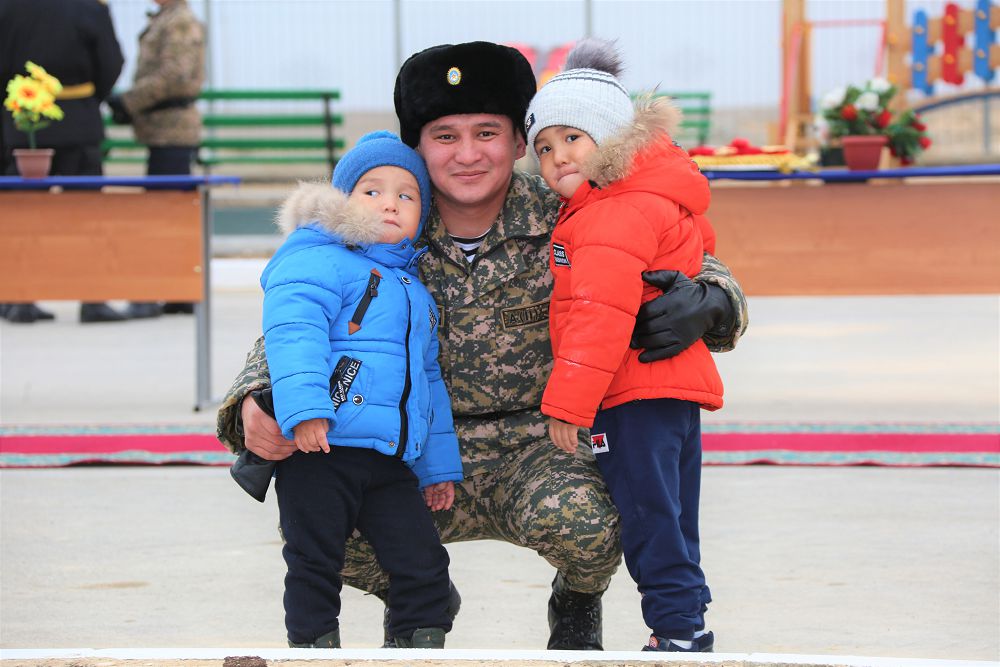 اقتاۋدىڭ اسكەري قىزمەتشىلەرىنە پاتەردىڭ كىلتتەرى تابىستالدى