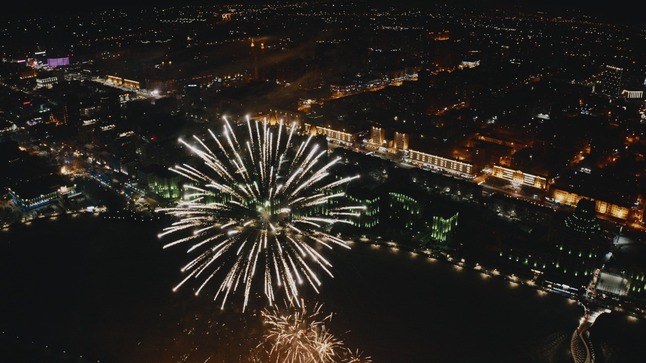 ەلوردالىقتار جاڭا جىل تۇنىندە مەرەكەلىك وتشاشۋدى تاماشالاي الادى