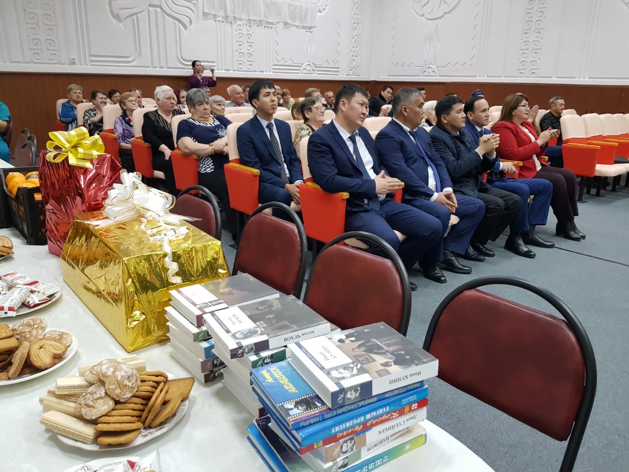 ماڭعىستاۋدا مەمقىزمەتكەرلەر جاڭا جىلدى قاريالارمەن قارسى الدى