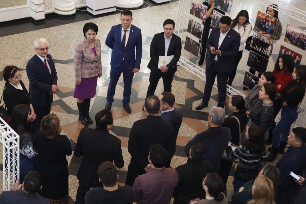 دەپۋتاتتار «جاستار» تەاترىنىڭ ۇجىمىمەن مادەني ماسەلەلەر بويىنشا زاڭنامالىق تۇزەتۋلەردى تالقىلادى