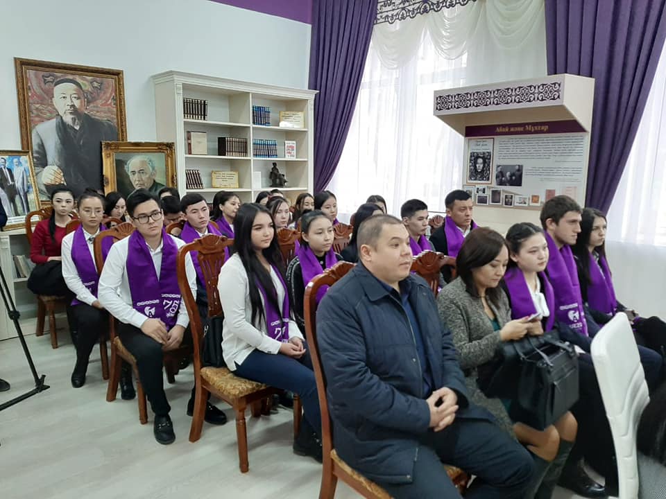 سەنات دەپۋتاتتارى شىمكەنتتىڭ بەلسەندى جاستارىمەن كەزدەستى