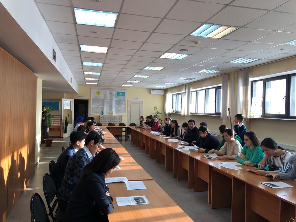 قازاق ۇلتتىق ونەر ۋنيۆەرسيتەتىندە دوڭگەلەك ۇستەل ءوتتى