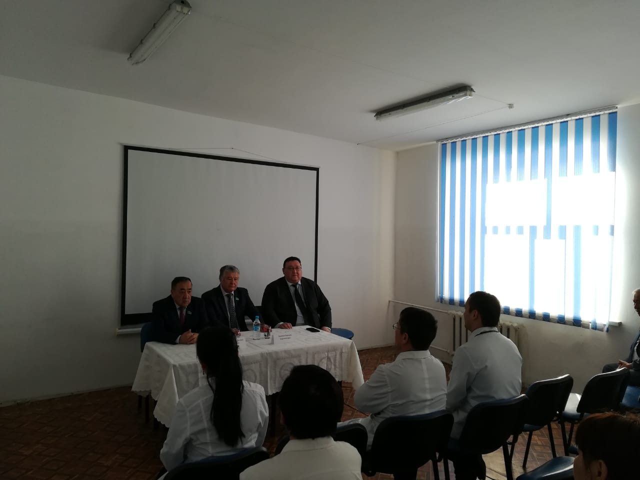 سەناتورلار قورعالجىن اۋدانىنىڭ تۇرعىندارىمەن الەۋمەتتىك جاڭالىقتاردى تالقىلادى