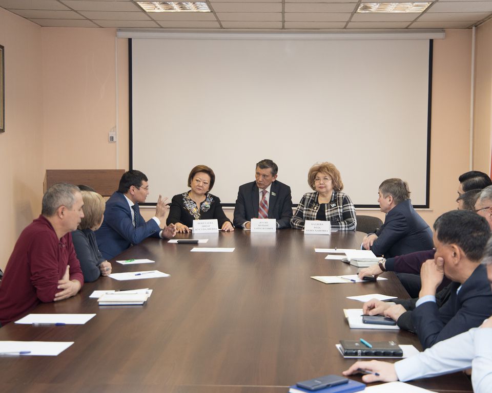 سەناتورلار جولاۋشىلار تاسىمالى ماسەلەسىن تالقىلادى