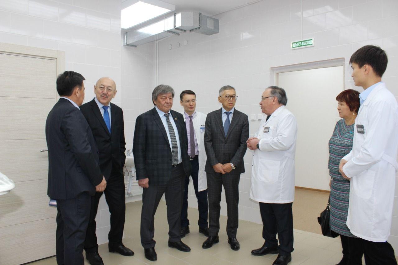 سەناتورلار ونكولوگيالىق ورتالىقتا بولدى