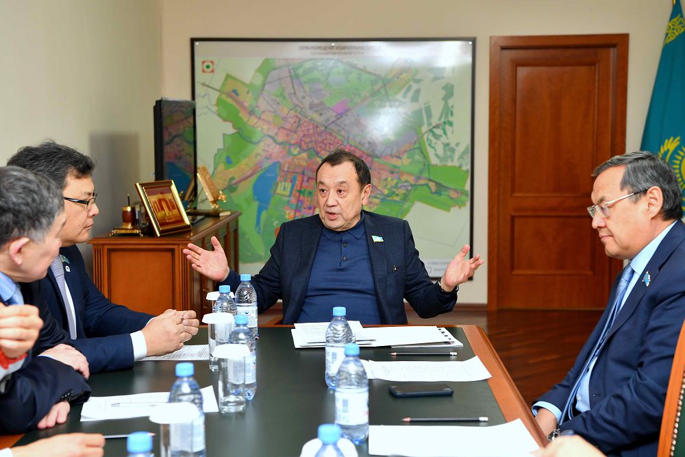 سەناتور سەرىك جاقسىبەكوۆ ەلوردالىق ءماسليحاتتا بولدى