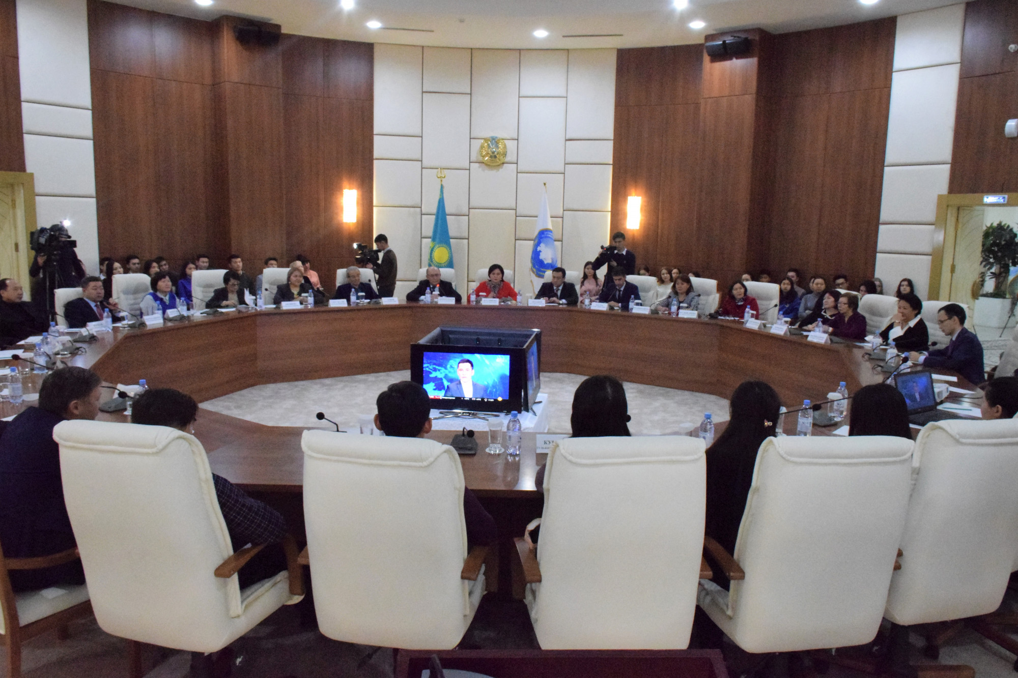 ەلوردالىق زيالىلار اباي شىعارماشىلىعىن تالقىلادى