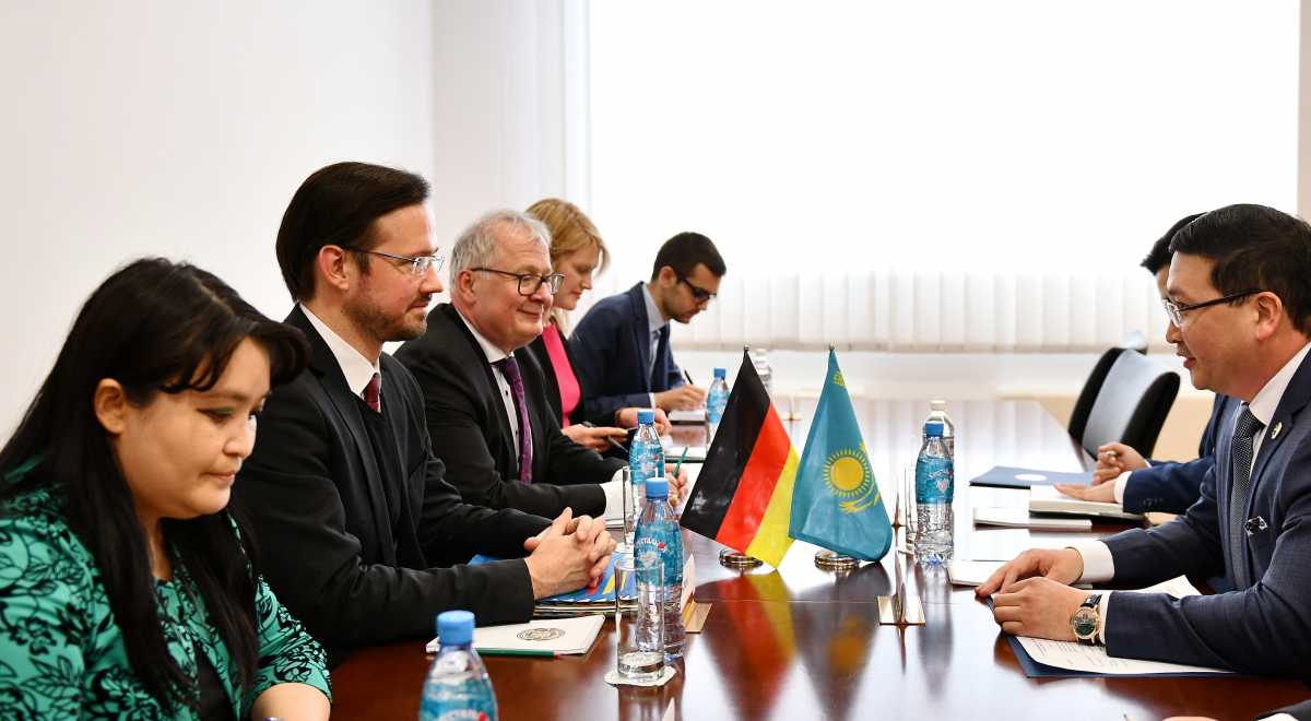 مارعۇلان بايمۇحان ديرك ۆيزەمەن كەلىسسوزدەر وتكىزدى