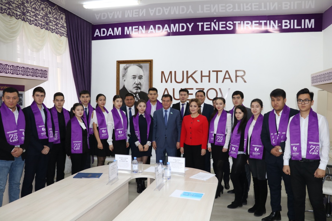 سەناتورلار شىمكەنتتىك جاستاردى دامۋدىڭ قوزعاۋشى كۇشى بولۋعا شاقىردى