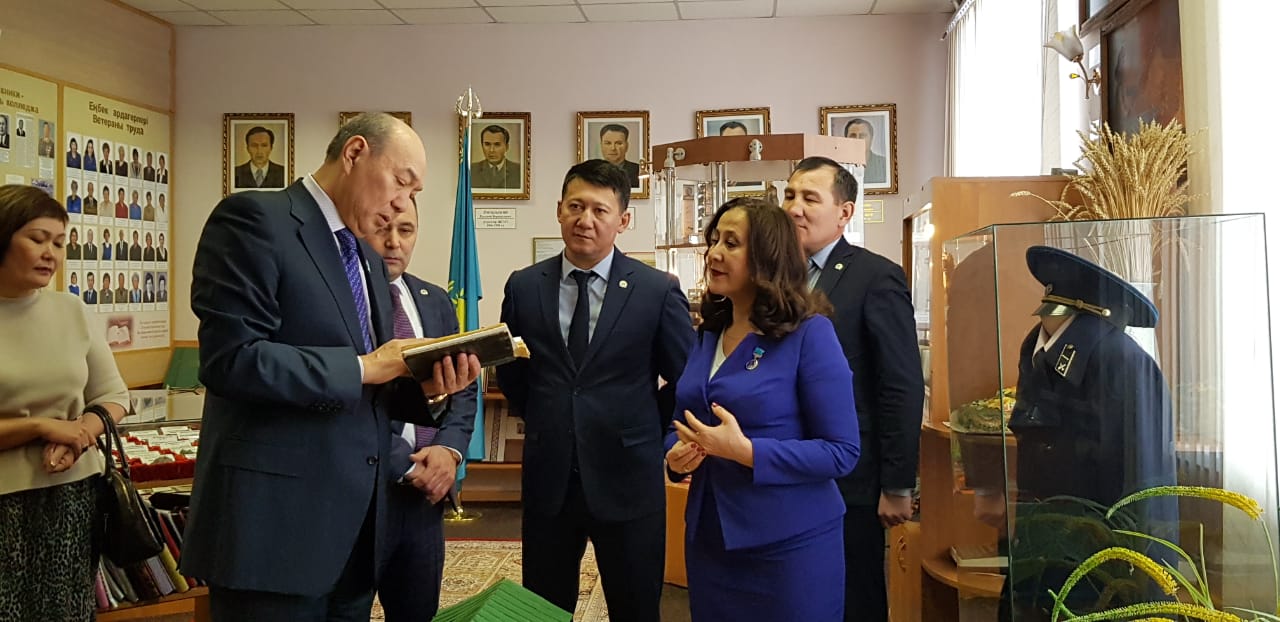 باقىتجان جۇماعۇلوۆ اقمولا وبلىسىنداعى الەۋمەتتىك نىسانداردى ارالادى