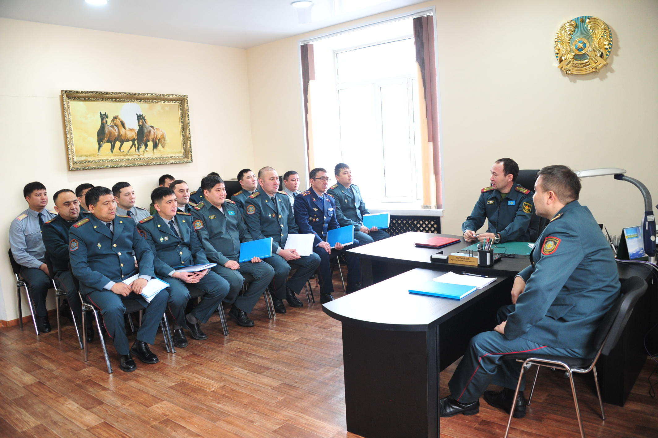 سەمەيدە اسكەري قىزمەت زاڭدىلىقتارى قاراستىرىلدى