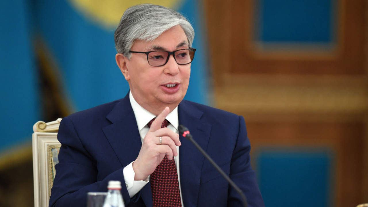 پرەزيدەنت جاستارعا ەلدىك مۇددەدە اباي ەڭبەكتەرىنە جۇگىنۋ كەرەكتىگىن ايتتى