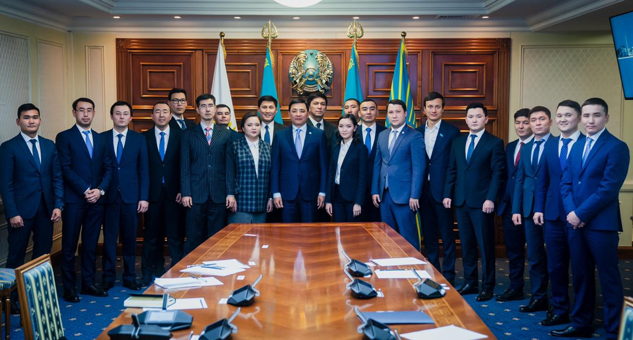 التاي كولگىنوۆ پرەزيدەنتتىك كادرلىق رەزەرۆ مۇشەلەرىمەن كەزدەستى