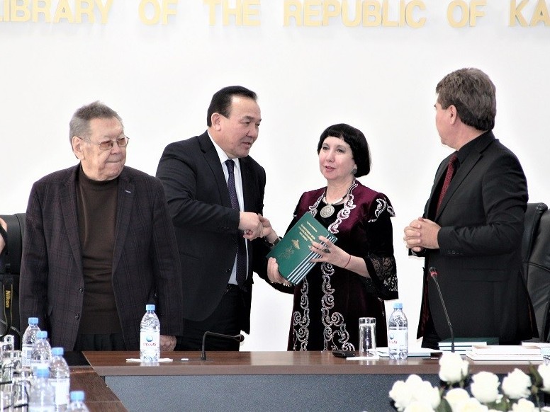 قازاق تىلىندەگى العاشقى «قازاقستانداعى تسيرك ونەرىنىڭ باستاۋلارى مەن دامۋى» كىتابى شىقتى