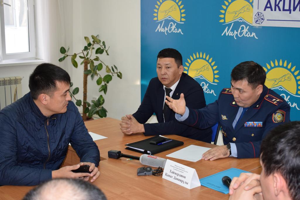 ماڭعىستاۋلىق پوليتسەيلەر تۇرعىندارمەن جۇزدەسۋدە