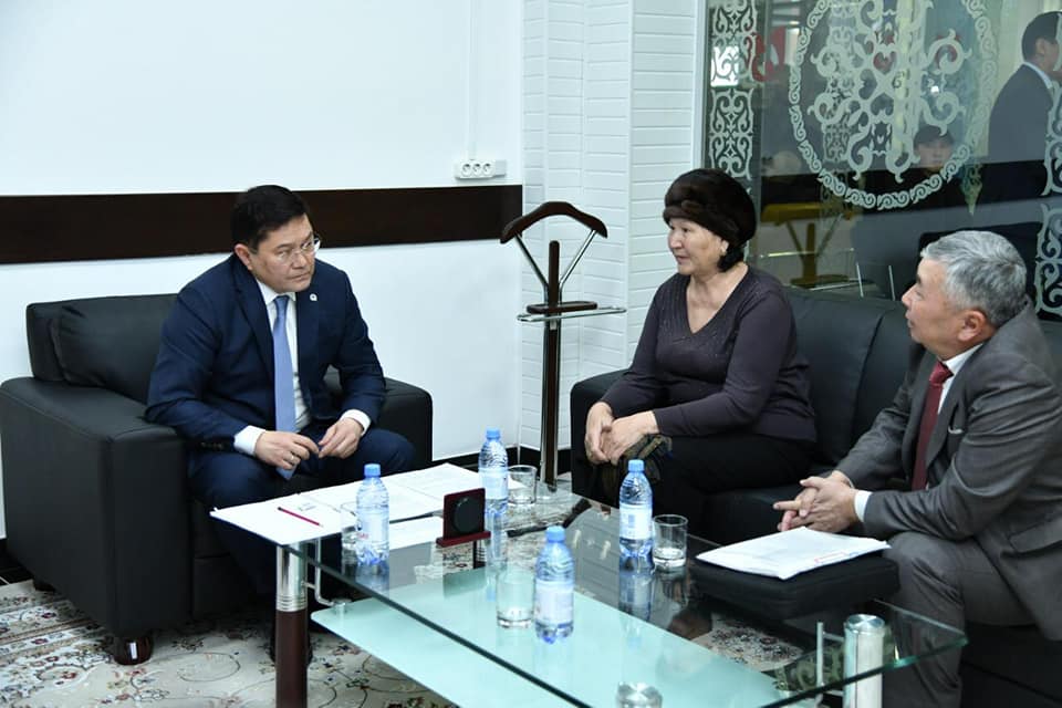 شىمكەنت قالاسىنىڭ اكىمى قالا تۇرعىندارىن جەكە ماسەلەلەرى بويىنشا قابىلدادى