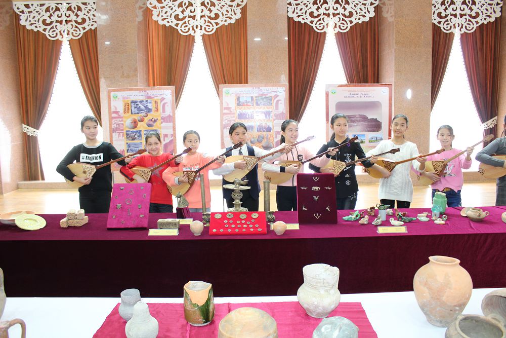 اۋليەاتا وڭىرىندە «كونە تاراز جاۋھارلارى» تاقىرىبىندا جىلجىمالى كورمە ۇيىمداستىرىلدى