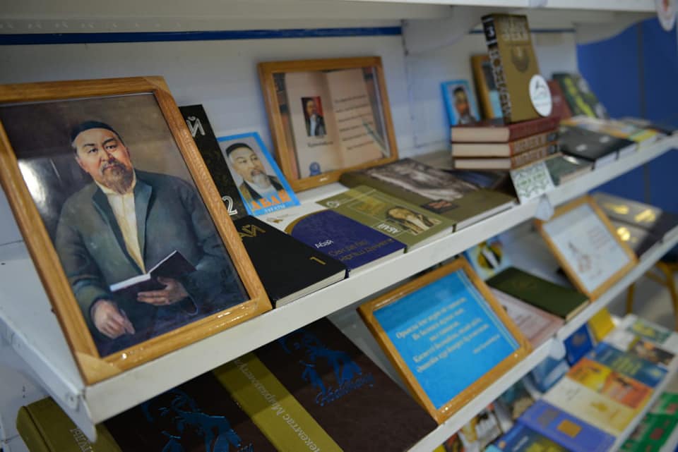 شىمكەنتتە ابايدىڭ 175 جىلدىعىنا وراي پوەزيا كەشى ءوتتى