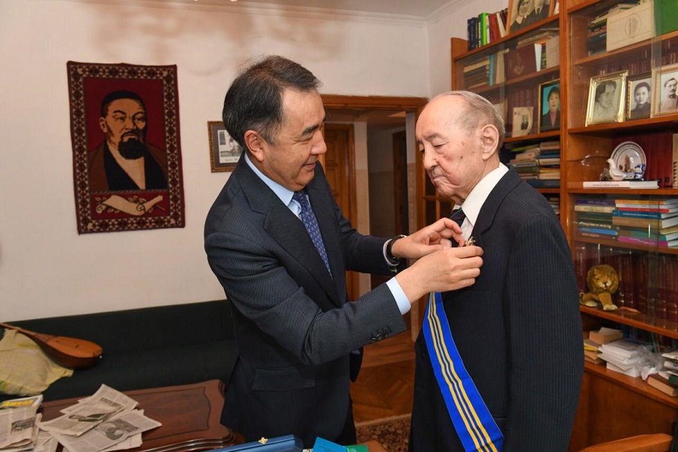 شەريازدان ەلەۋكەنوۆكە ءى دارەجەلى «بارىس» وردەنى بەرىلدى