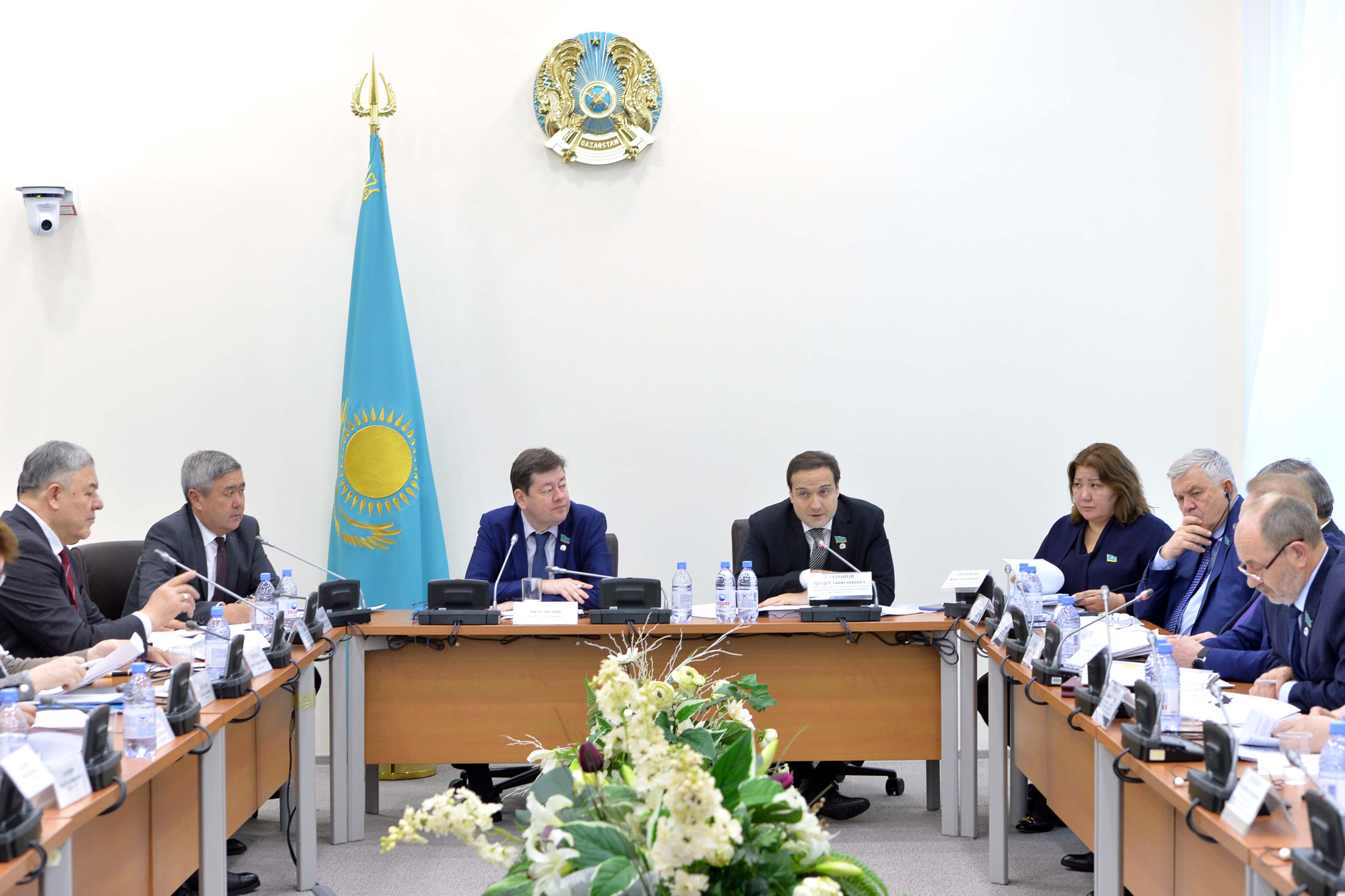 ماجىلىستە اتوم ەنەرگياسىن پايدالانۋ ماسەلەلەرى بويىنشا زاڭ جوباسىنا تۇزەتۋلەر تانىستىرىلدى