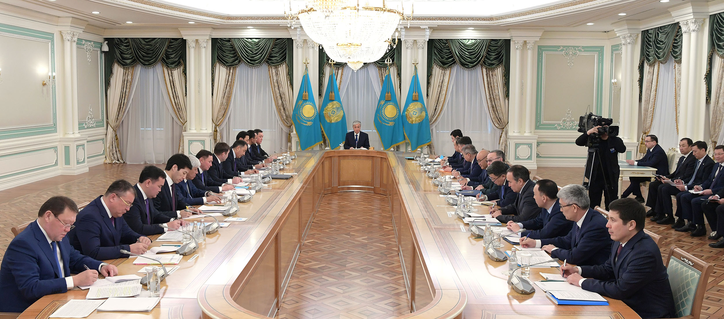 پرەزيدەنت اكىمدەرمەن كەڭەس وتكىزدى