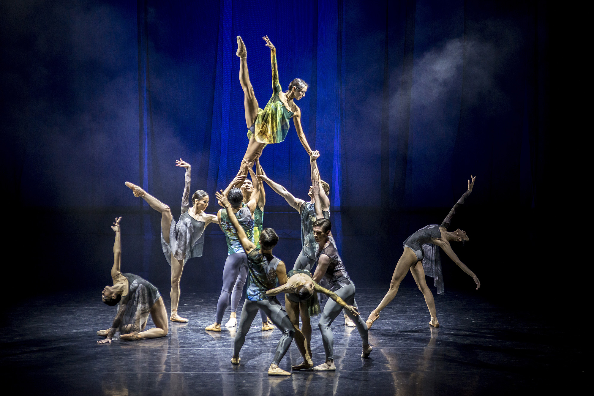 «استانا بالەت» تەاترىنىڭ ۇزدىك قويىلىمدارى الماتىدا سالتانات قۇرادى