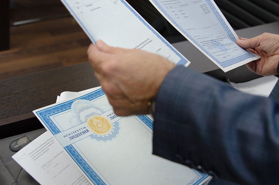 ليتسەنزياسىنان ايىردى