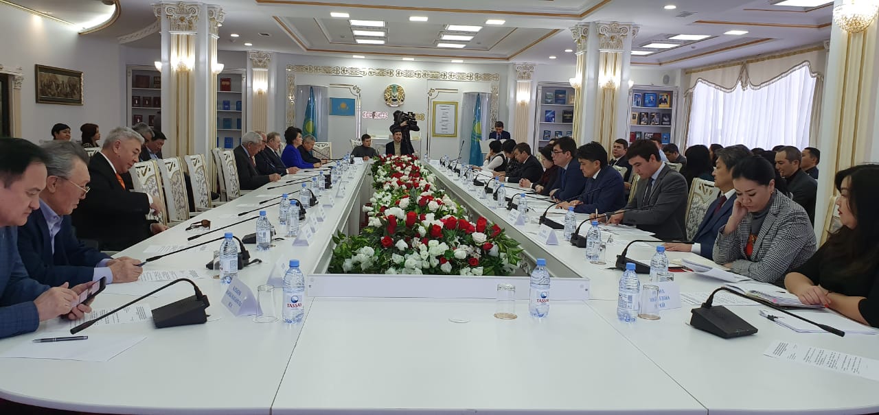 اقتوتى رايىمقۇلوۆا ۇلتتىق قوعامدىق سەنىم كەڭەسى مۇشەلەرىمەن كەزدەستى