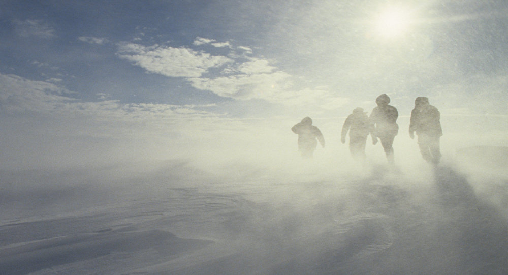 پوليتسەيلەر اداسقان جولاۋشىلاردى قۇتقاردى