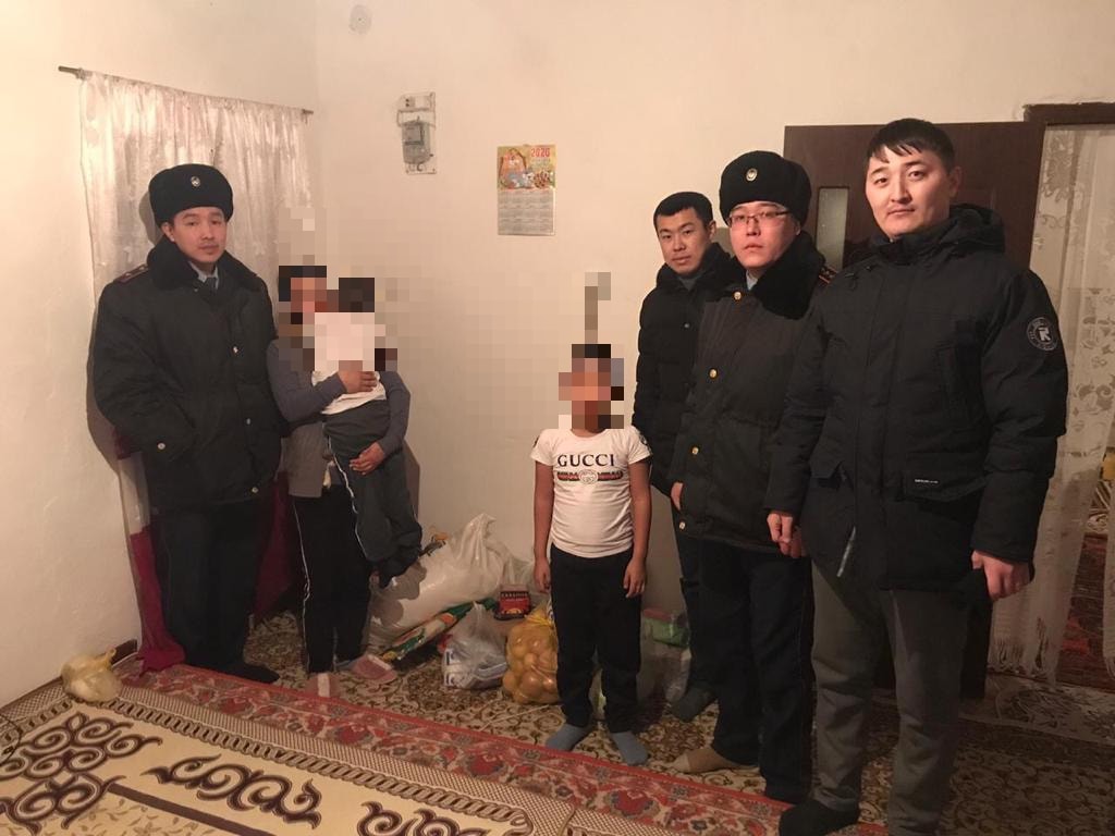 پوليتسەيلەر مۇقتاج وتباسىلارعا قايىرىمدىلىق كومەك بەردى