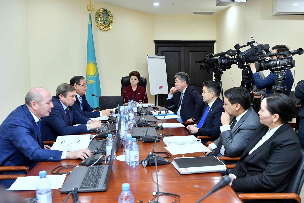 سەناتورلار سالىق شارالارىنا قاتىستى كوپجاقتى كونۆەنتسيانى قارادى