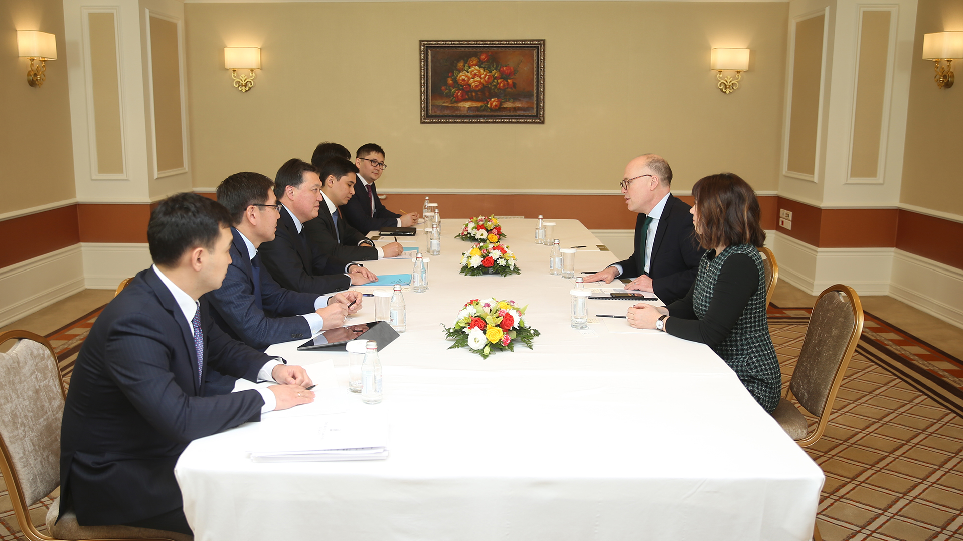 اسقار مامين يننوۆاتسيالار مەن تسيفرلاندىرۋ سالاسىنداعى شەتەلدىك ساراپشىلارمەن كەزدەستى