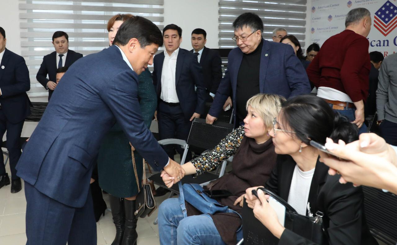 پارتيا الەۋمەتتىك ماسەلەلەردى نازاردا ۇستايدى