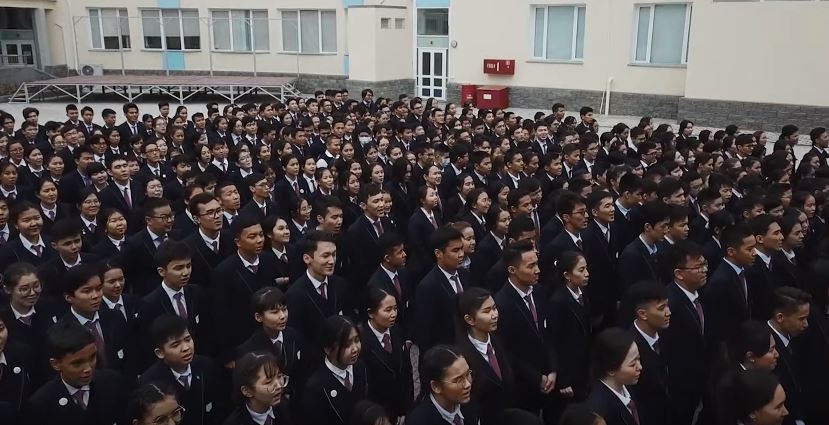 700 بالا ابايدىڭ ءانىن بىرگە شىرقادى