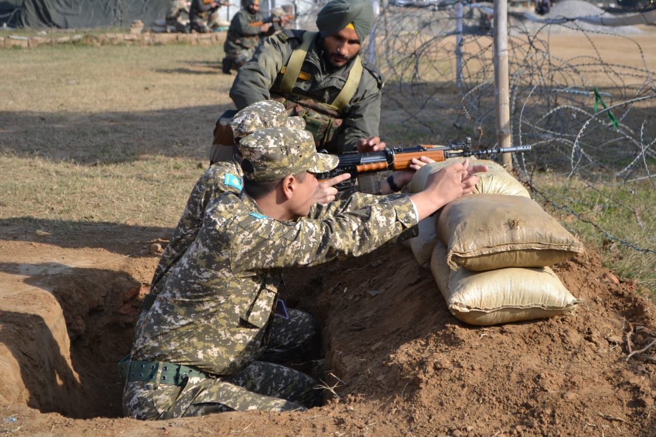 قازاقستاندىق بىتىمگەرلەر ءۇندىستاندا