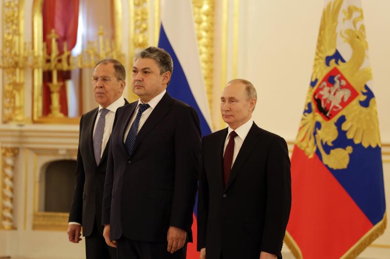 قازاقستان ەلشىسى رەسەي پرەزيدەنتىنە سەنىم گراموتالارىن تاپسىردى